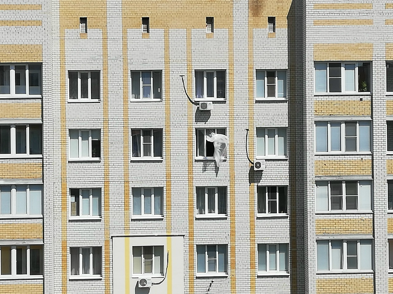 В Петербурге прохожие спасли двухлетнего мальчика, выпавшего с десятого этажа