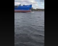 катер и сухогруз столкнулись
