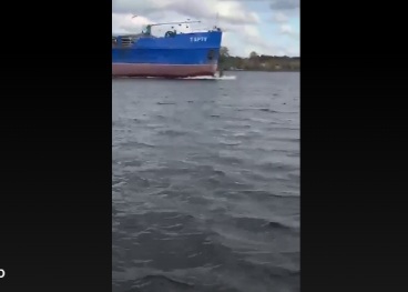 катер и сухогруз столкнулись