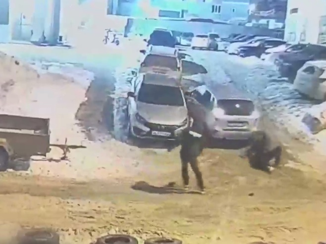 авто без водителя сбило двоих