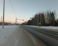 Школьникам из деревни Ивановского района приходилось топать по трассе 4 километра