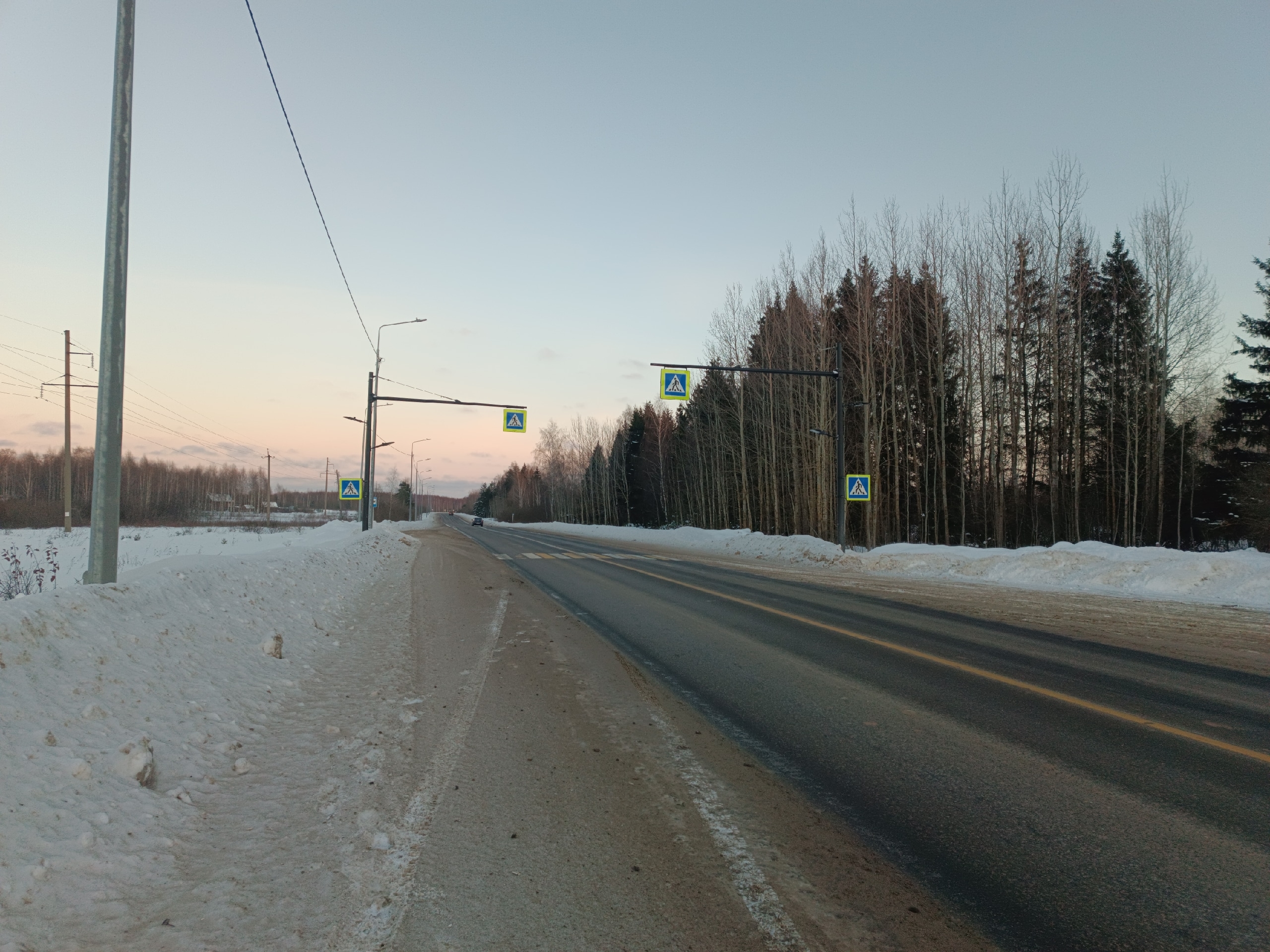 Школьникам из деревни Ивановского района приходилось топать по трассе 4 километра