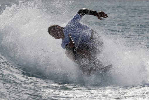 Россиянин 20 часов дрейфовал в океане без сознания на доске для серфинга