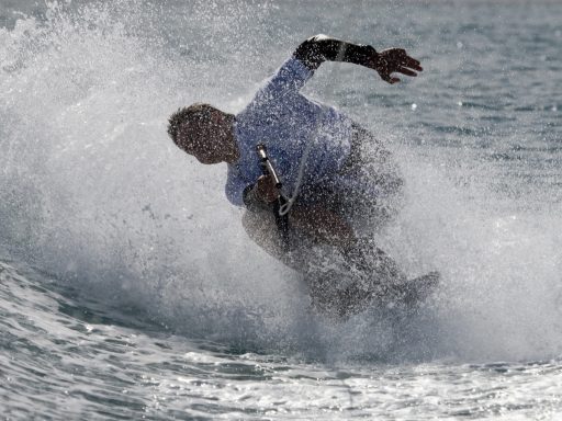 Россиянин 20 часов дрейфовал в океане без сознания на доске для серфинга