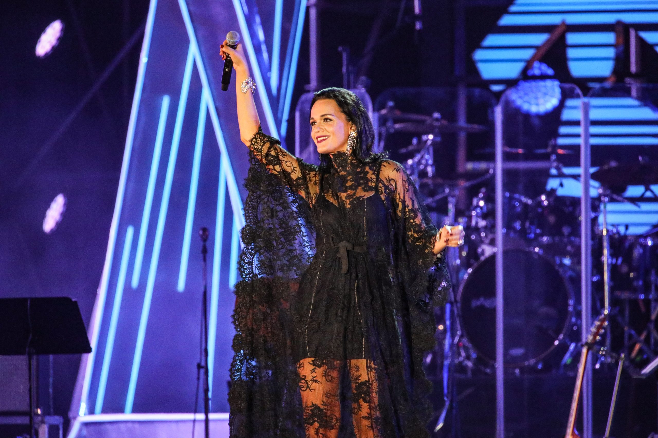 Певица Слава после скандалов зажигает в кампании красавчика на Мальдивцах