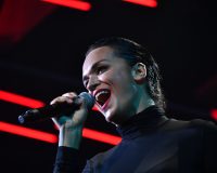 Певица Слава после сорванных концертов сделала ультракороткую стрижку