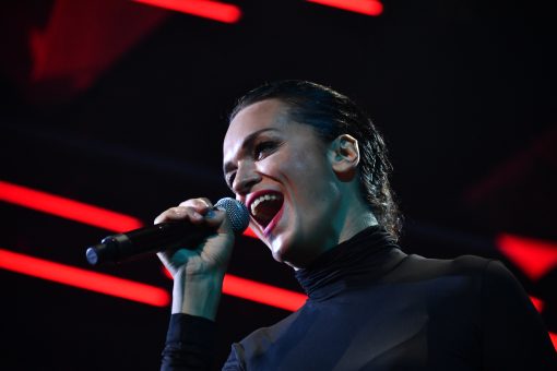 Певица Слава после сорванных концертов сделала ультракороткую стрижку