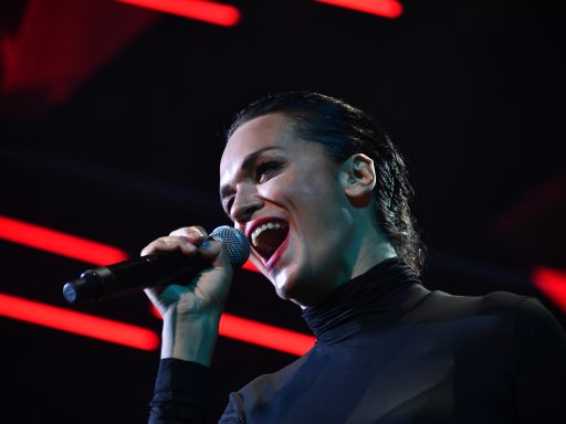 Певица Слава после сорванных концертов сделала ультракороткую стрижку