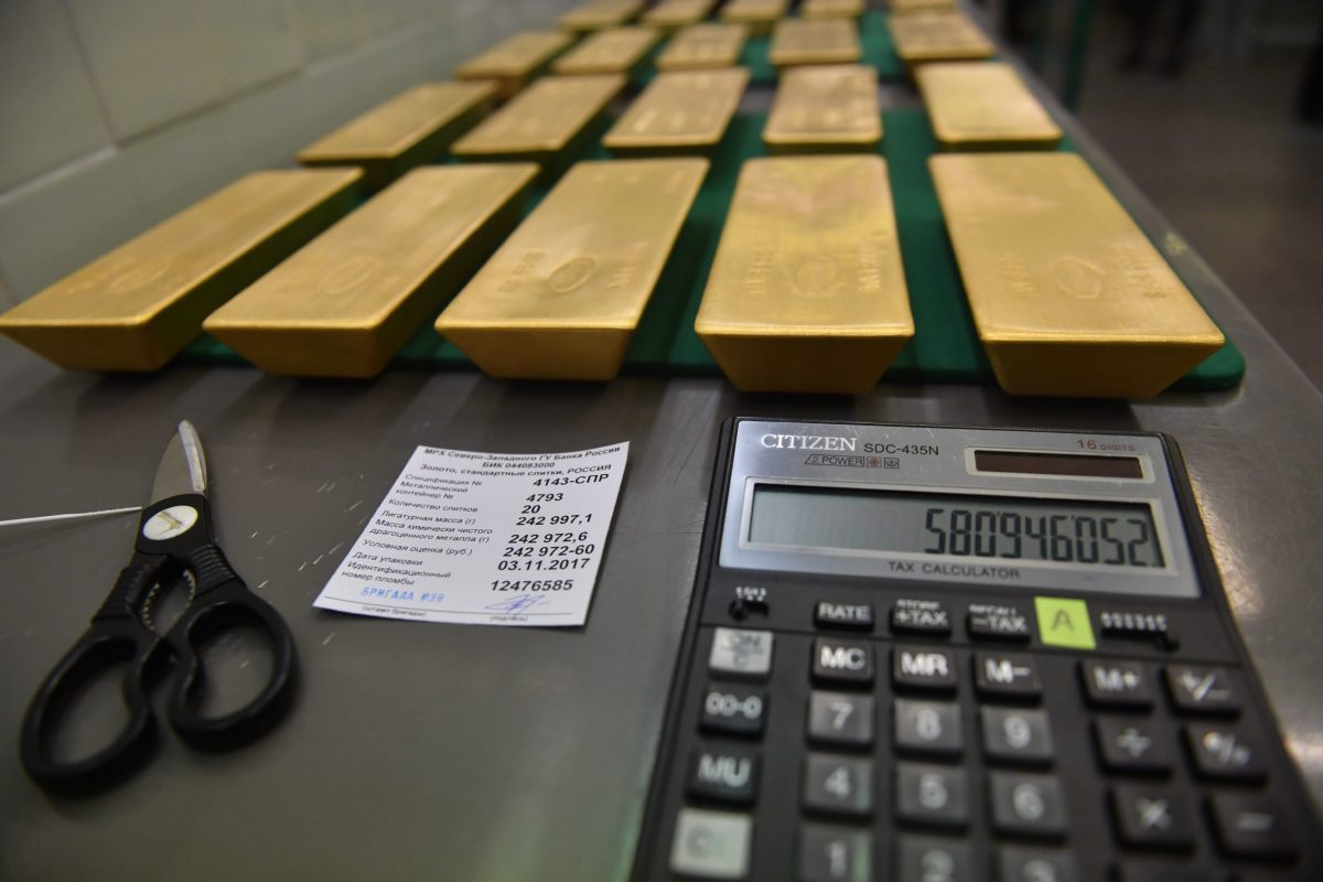 золотые слитки и калькулятор