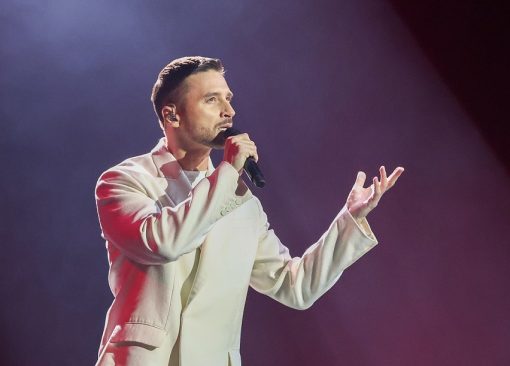 Сергей Лазарев сходил в кафе с онкобольной поклонницей после отмены концерта