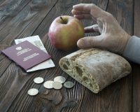 хлеб, яблоко, пенстонная книжка