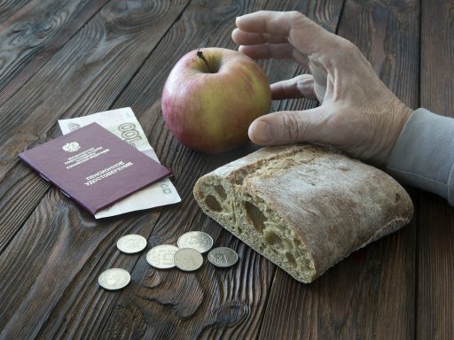 хлеб, яблоко, пенстонная книжка