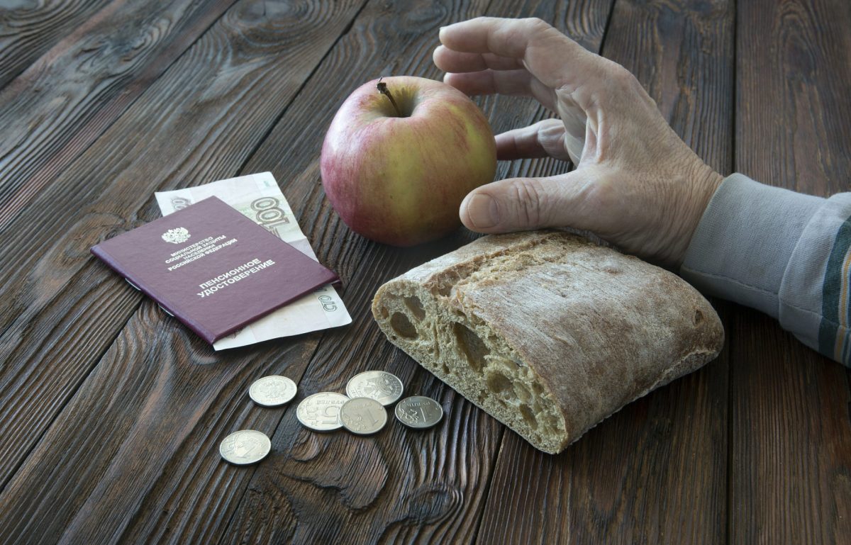 хлеб, яблоко, пенстонная книжка