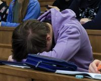 студент спит за партой
