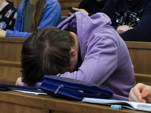 студент спит за партой