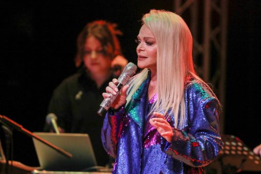 В Петербурге люди ушли с фестиваля джаза после выхода Ларисы Долиной