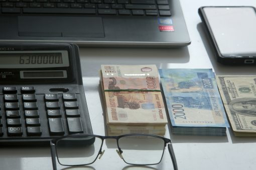 калькулятор и деньги