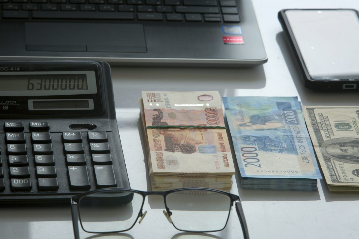 калькулятор и деньги