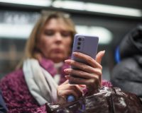 Женщина со смартфоном