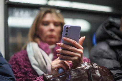 Женщина со смартфоном