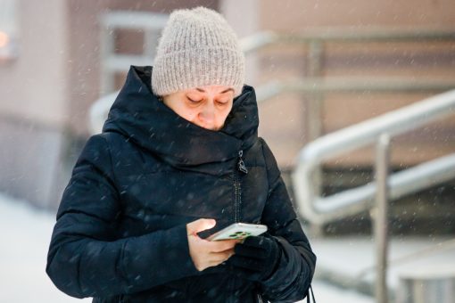 женщина со смартфоном