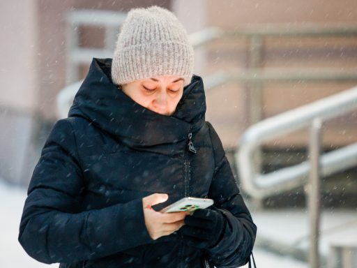 женщина со смартфоном