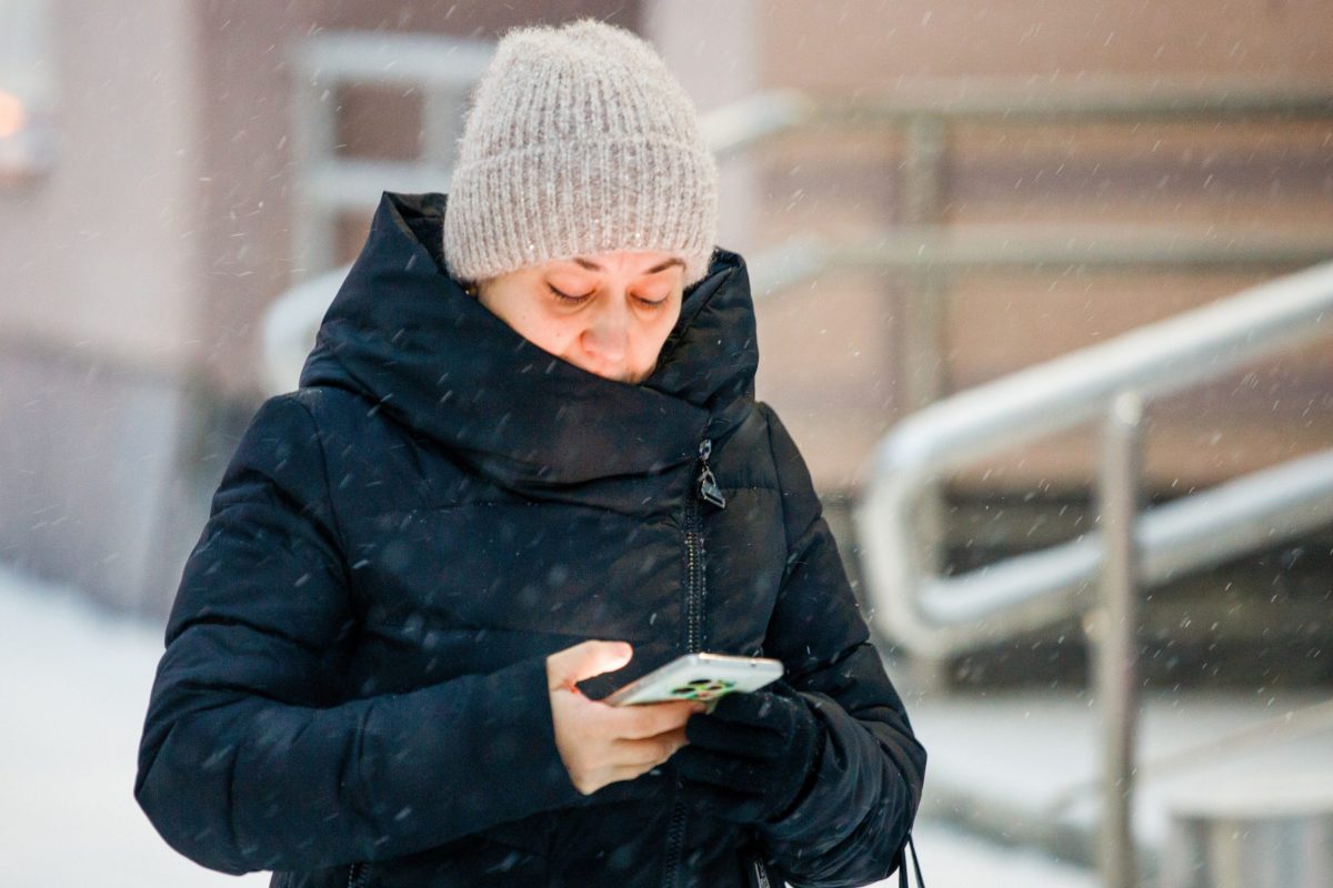 женщина со смартфоном