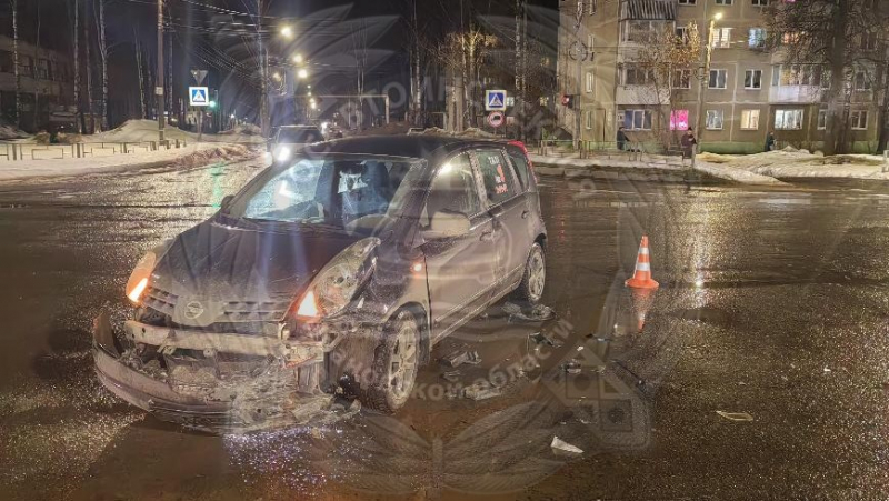 В Шуе столкнулись «Ниссан» и ВАЗ, один из автомобилей врезался в опору ЛЭП