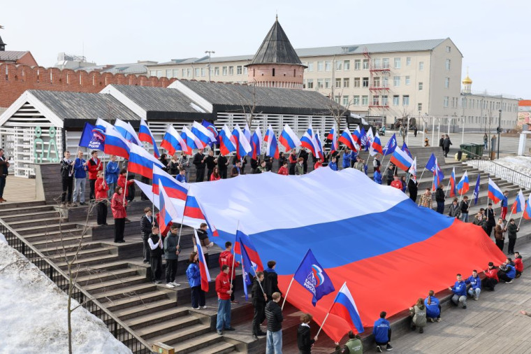 В Туле в День воссоединения Крыма с Россией развернули 15-метровый флаг РФ