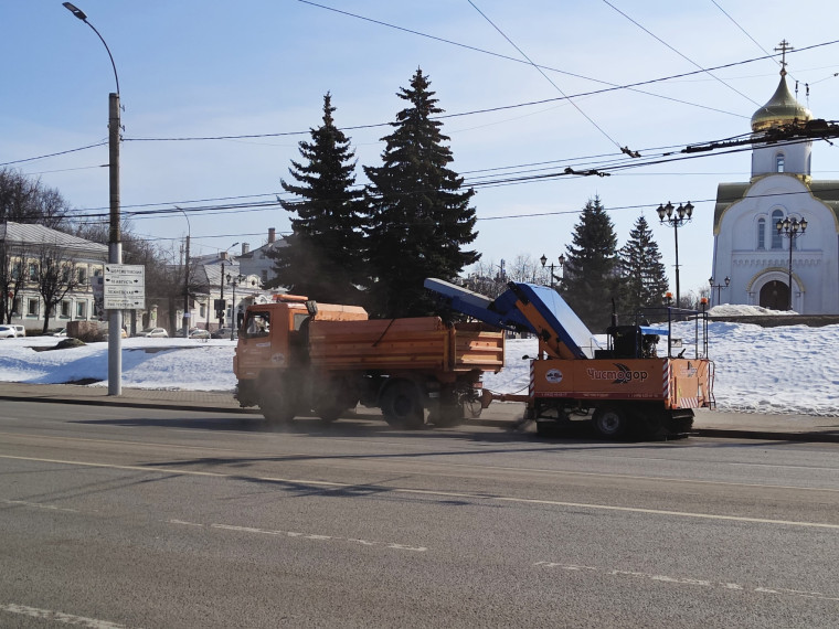 В Иванове начали убирать улицы раньше срока из-за тёплой погоды