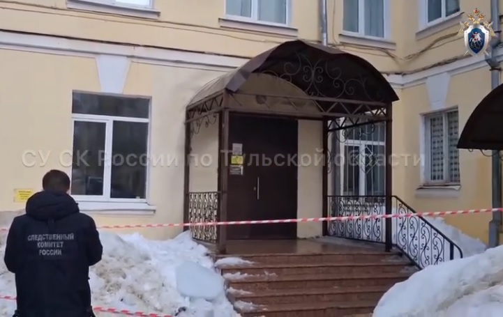 В Туле наледь с крыши многоэтажки упала на шедшую мимо женщину