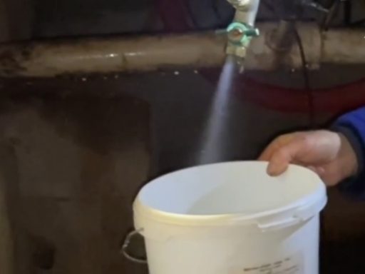 Почти триста тысяч рублей вернут новгородцам за воду, которую нельзя было пить