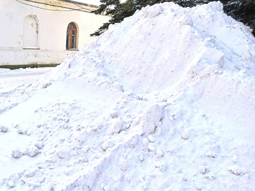 За снежные горы на новгородских дорогах наказали руководителя «Городского хозяйства»