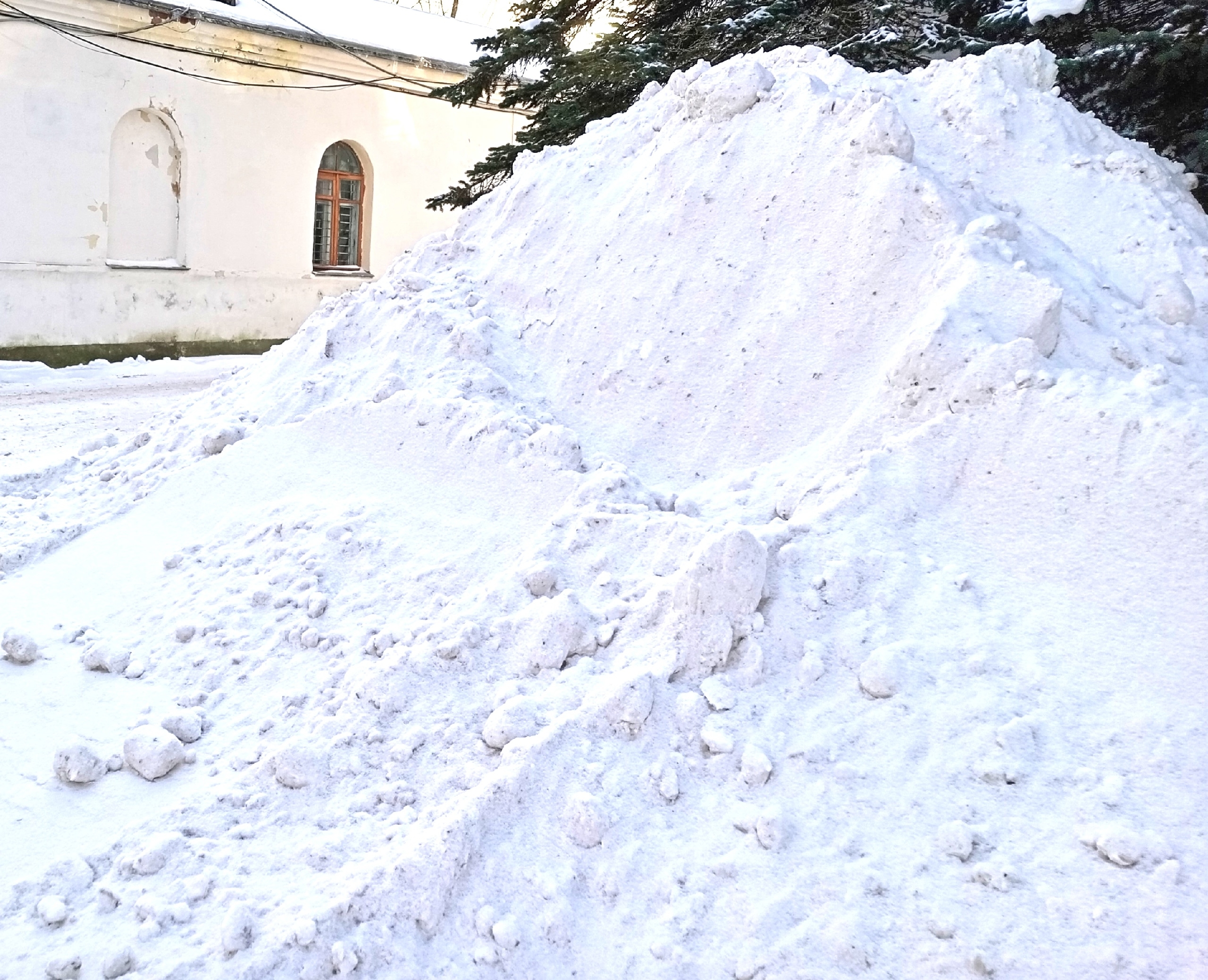 За снежные горы на новгородских дорогах наказали руководителя «Городского хозяйства»