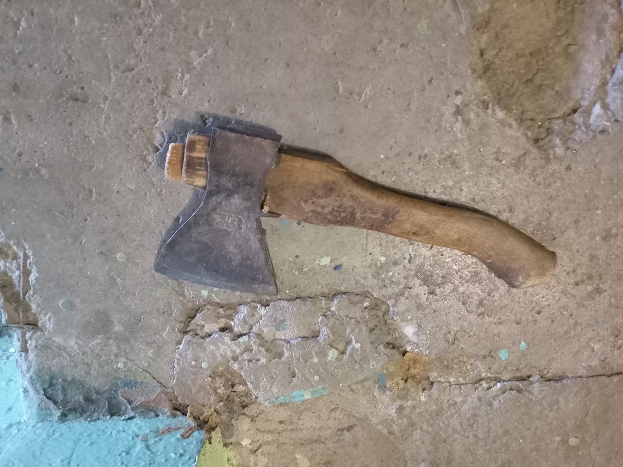 Одного – табуреткой, другого – топором