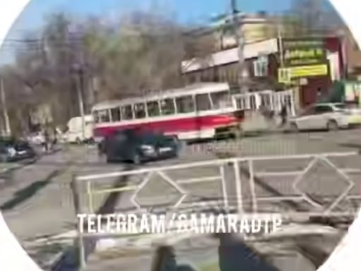 трамвай сбил девушку