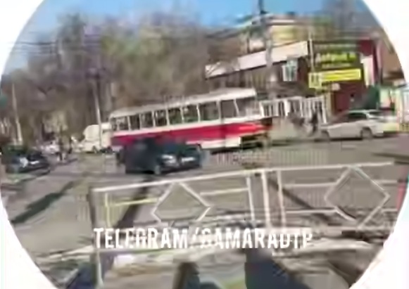 трамвай сбил девушку