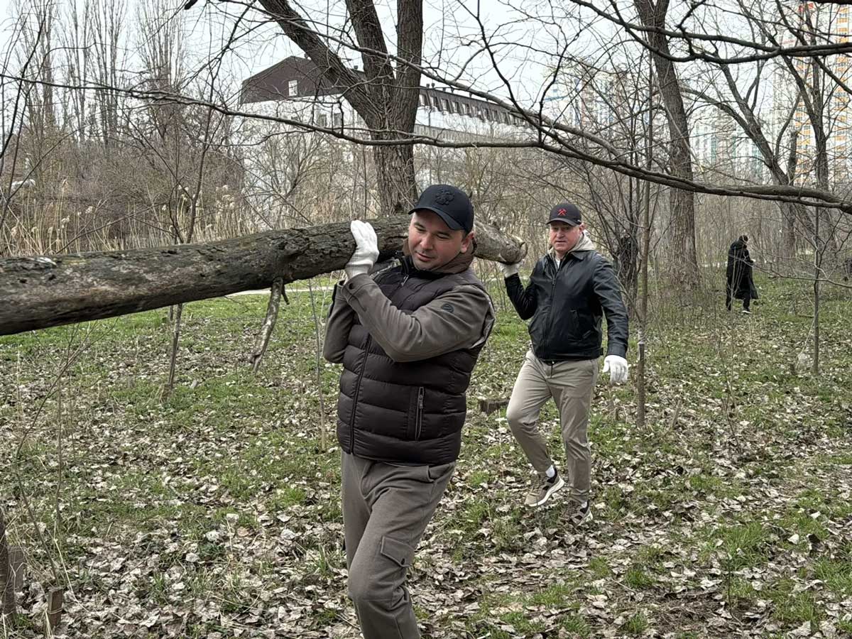 Первый городской субботник прошел в Железнодорожном районе