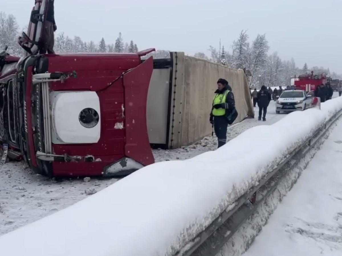упавшая фура перекрыла проезд по М5