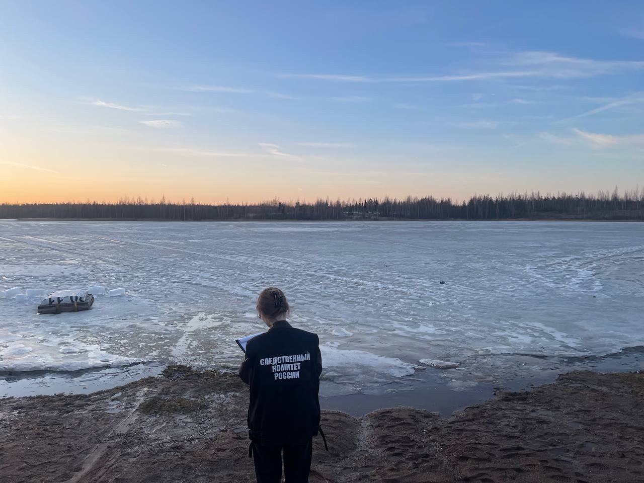 «Под лёд рыбак ушёл моментально...»