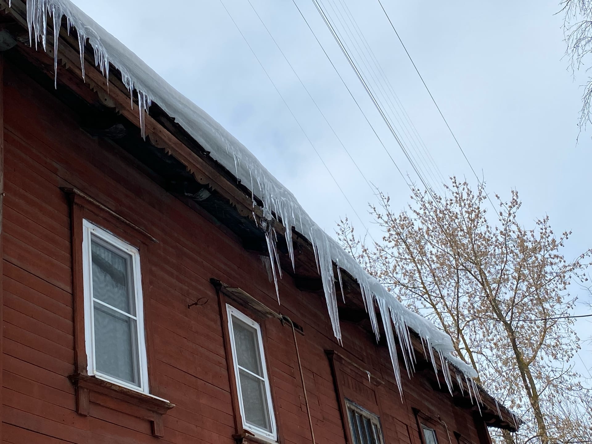 В центре Иванова на женщину рухнул лед с крыши
