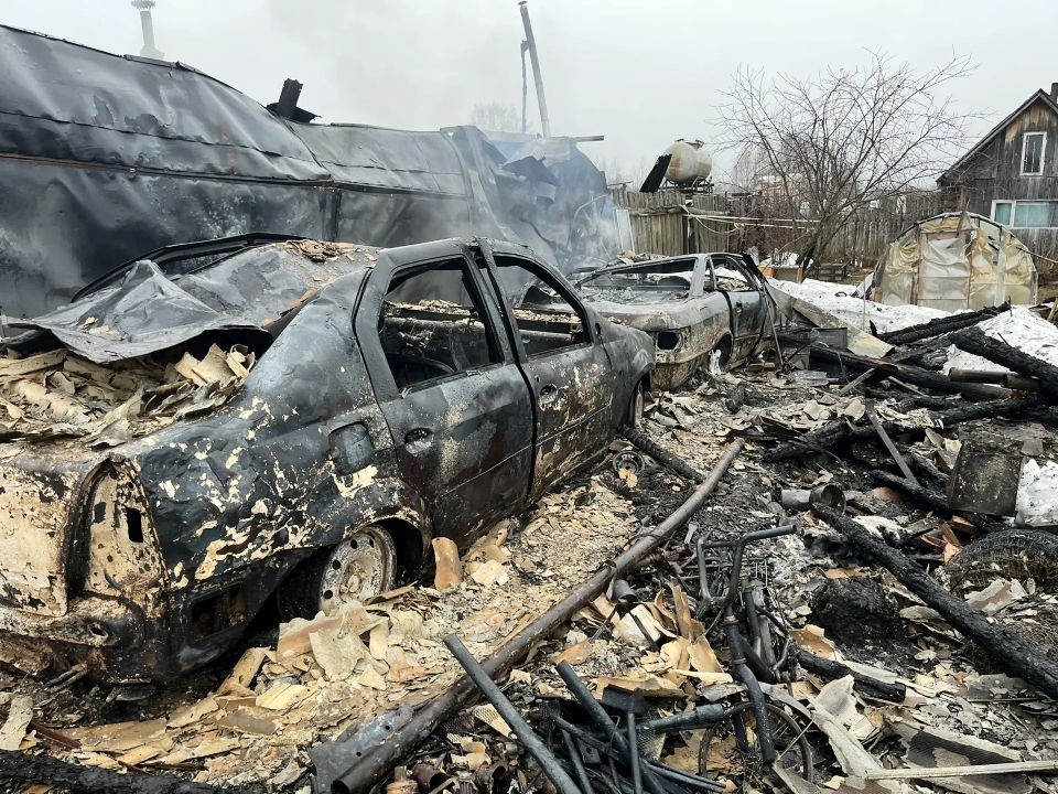 В селе Тейковского района сгорели два гаража с тремя машинами внутри
