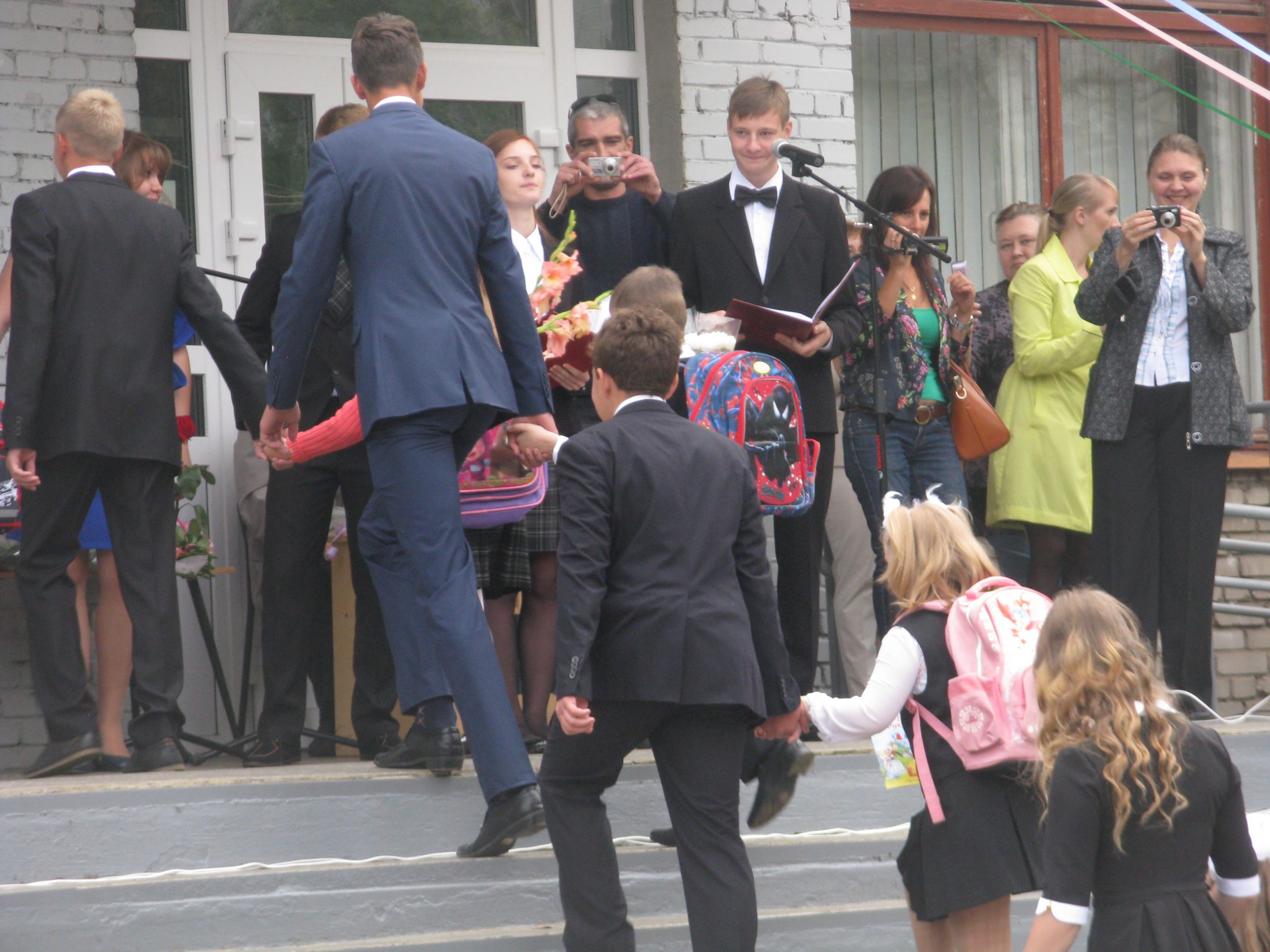 Как мне записать дочь в первый класс?