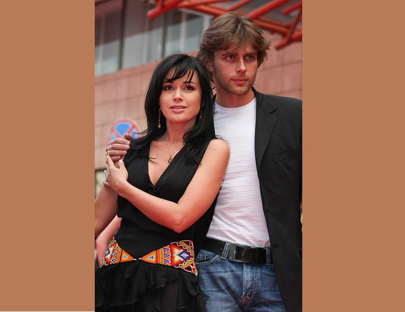 Петр Чернышов с дочкой пришел на могилу Завортнюк в день ее юбилея