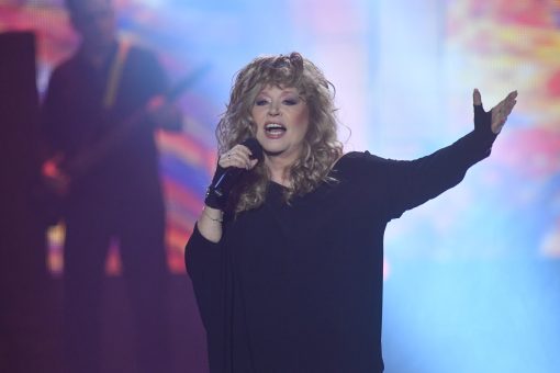 С трудом идущая Алла Пугачева была замечена одна на улицах Кипра