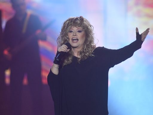 С трудом идущая Алла Пугачева была замечена одна на улицах Кипра