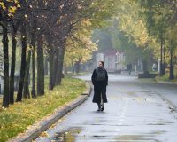 Девушка гуляет по дороге