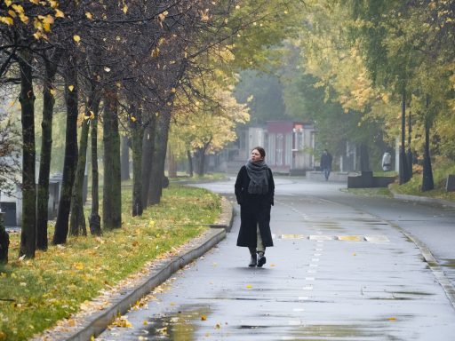 Девушка гуляет по дороге