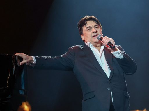 Певец Александр Серов не пришел на день рождения любимой дочери