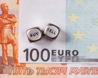 купюра 100 евро и 5000 рублей